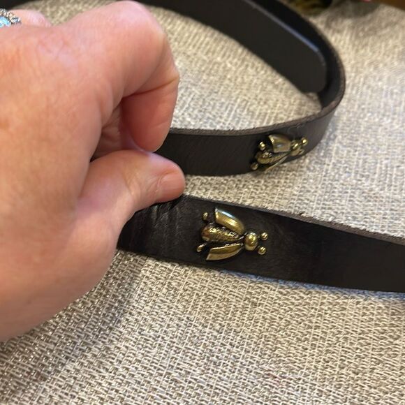 Linea Pelle belt with bumble bees around the belt. - Picture 2 of 3